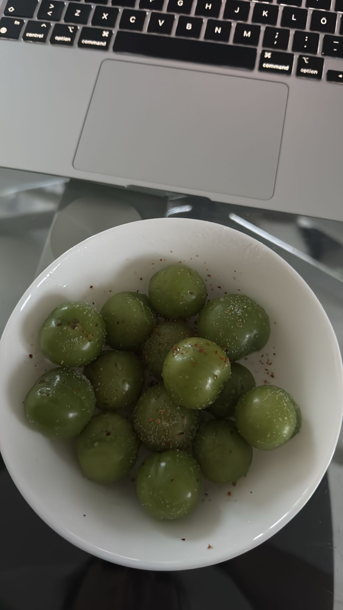 gröna plommon med krydda