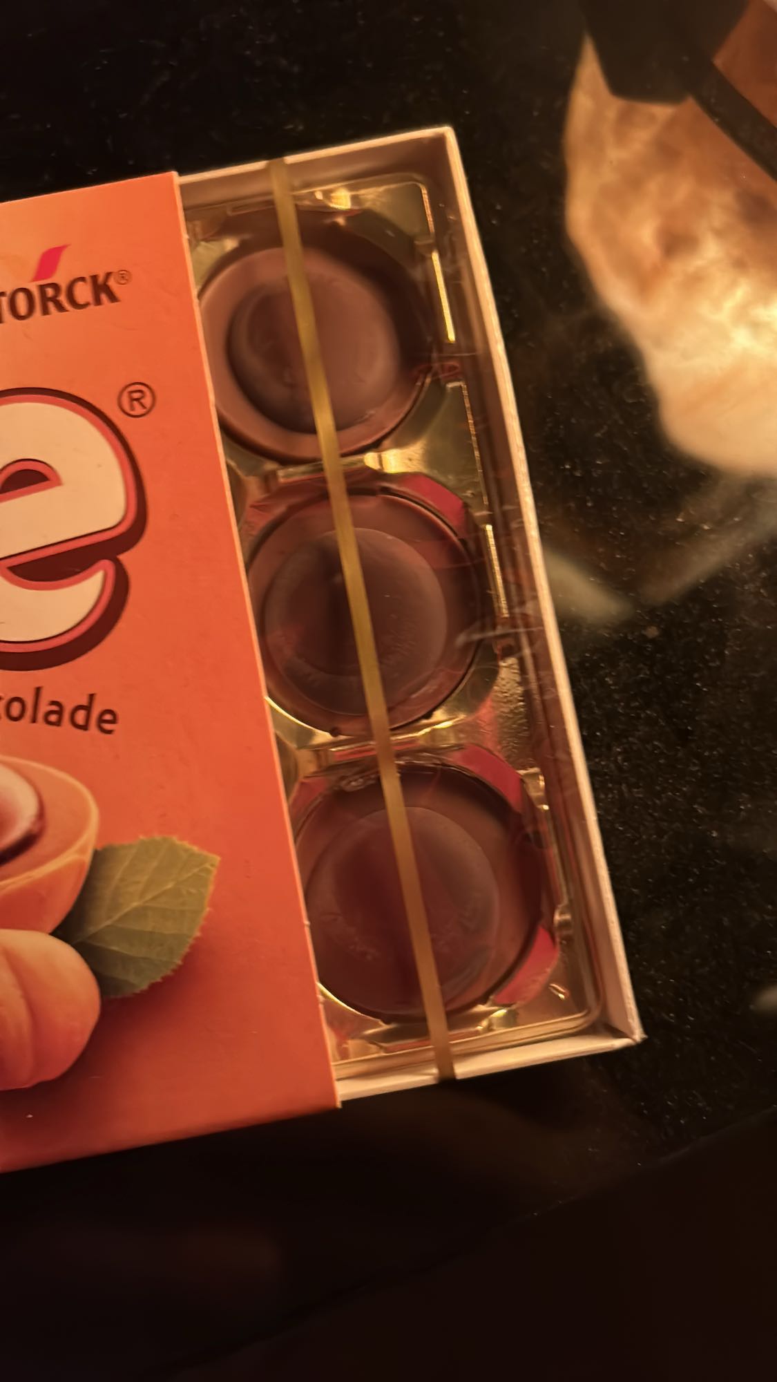 bomboane cu ciocolată și alune