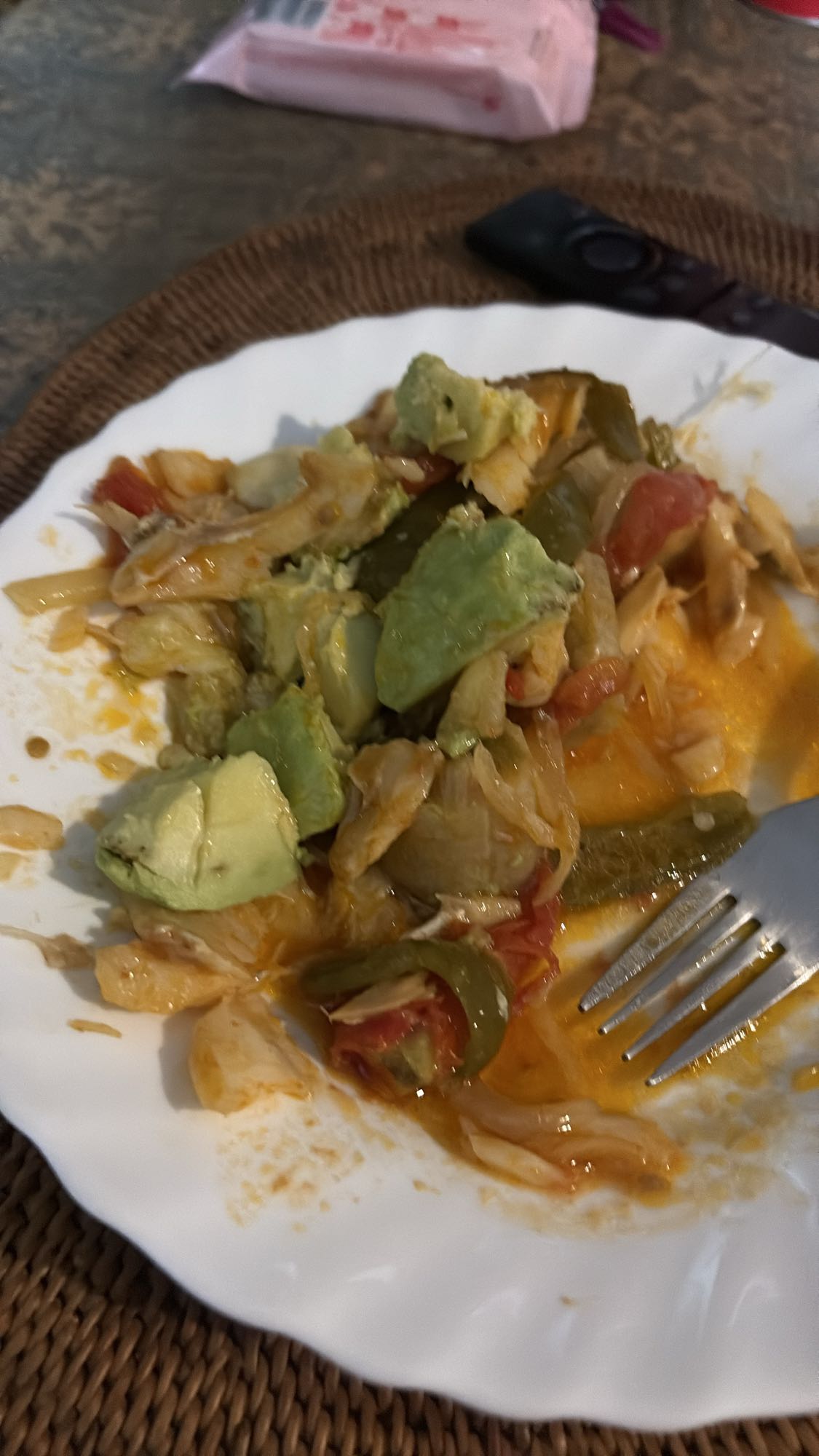 Pollo con verduras y aguacate