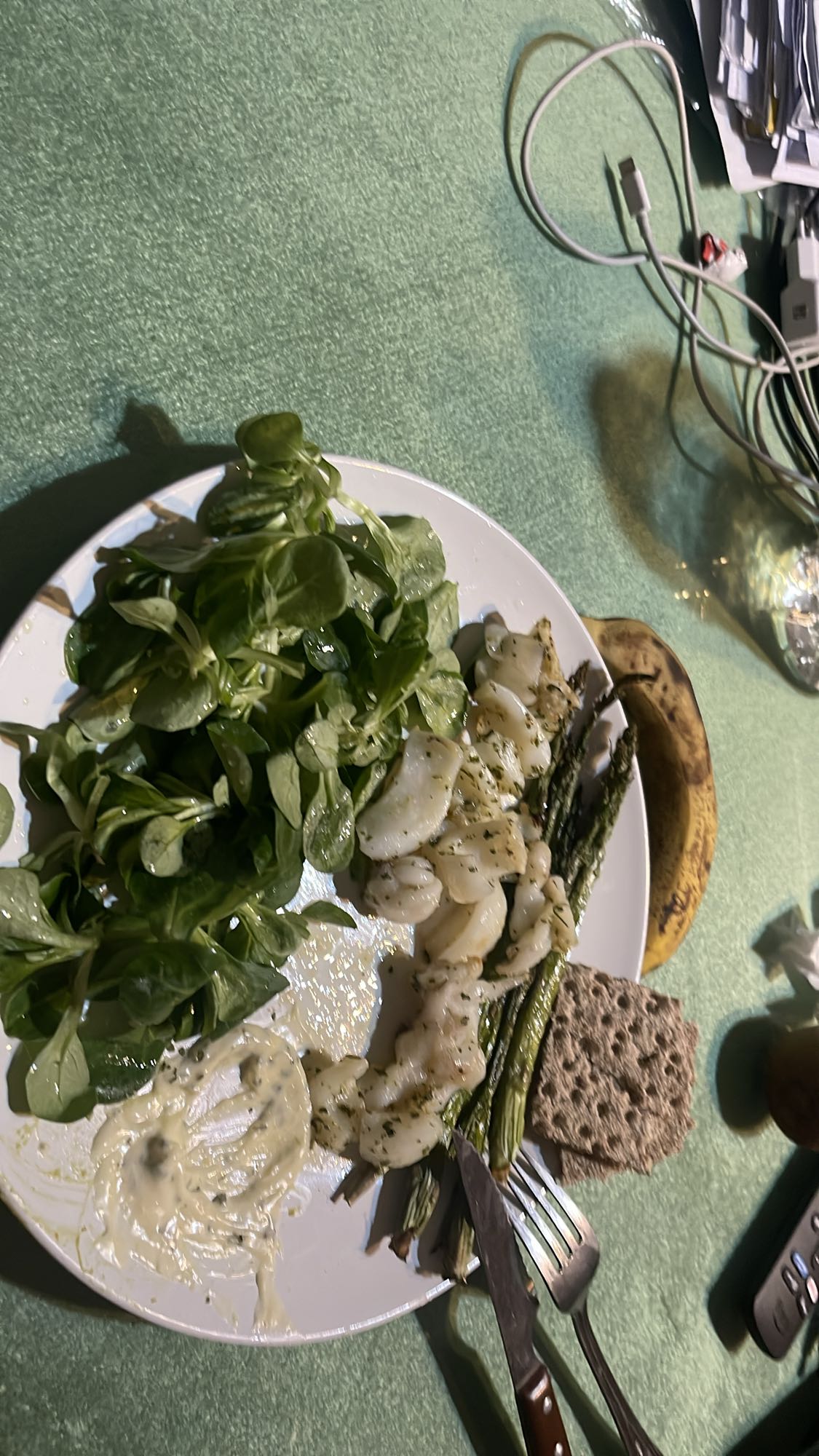 ensalada con pescado y espárragos