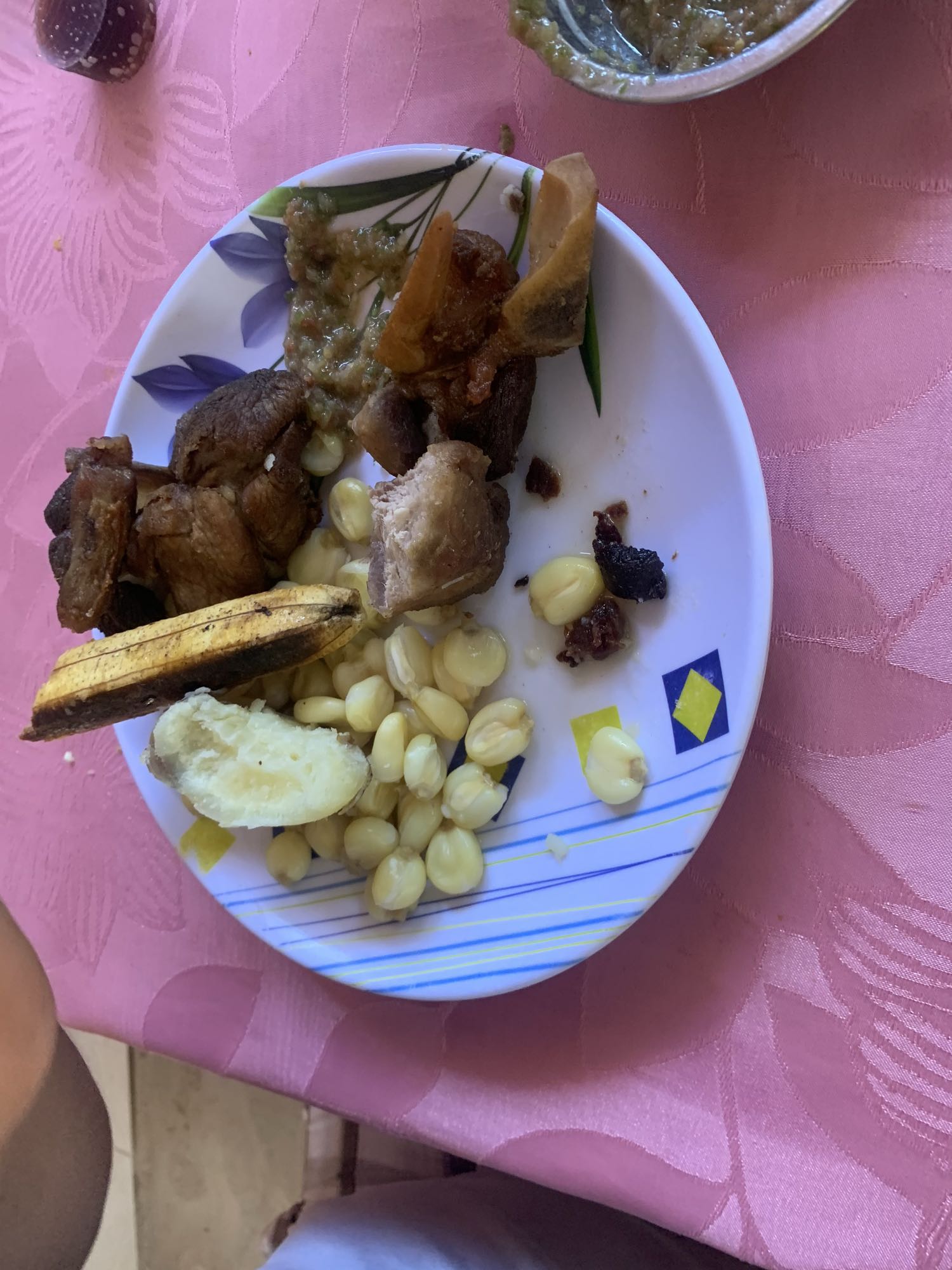 Carne con mote y plátano