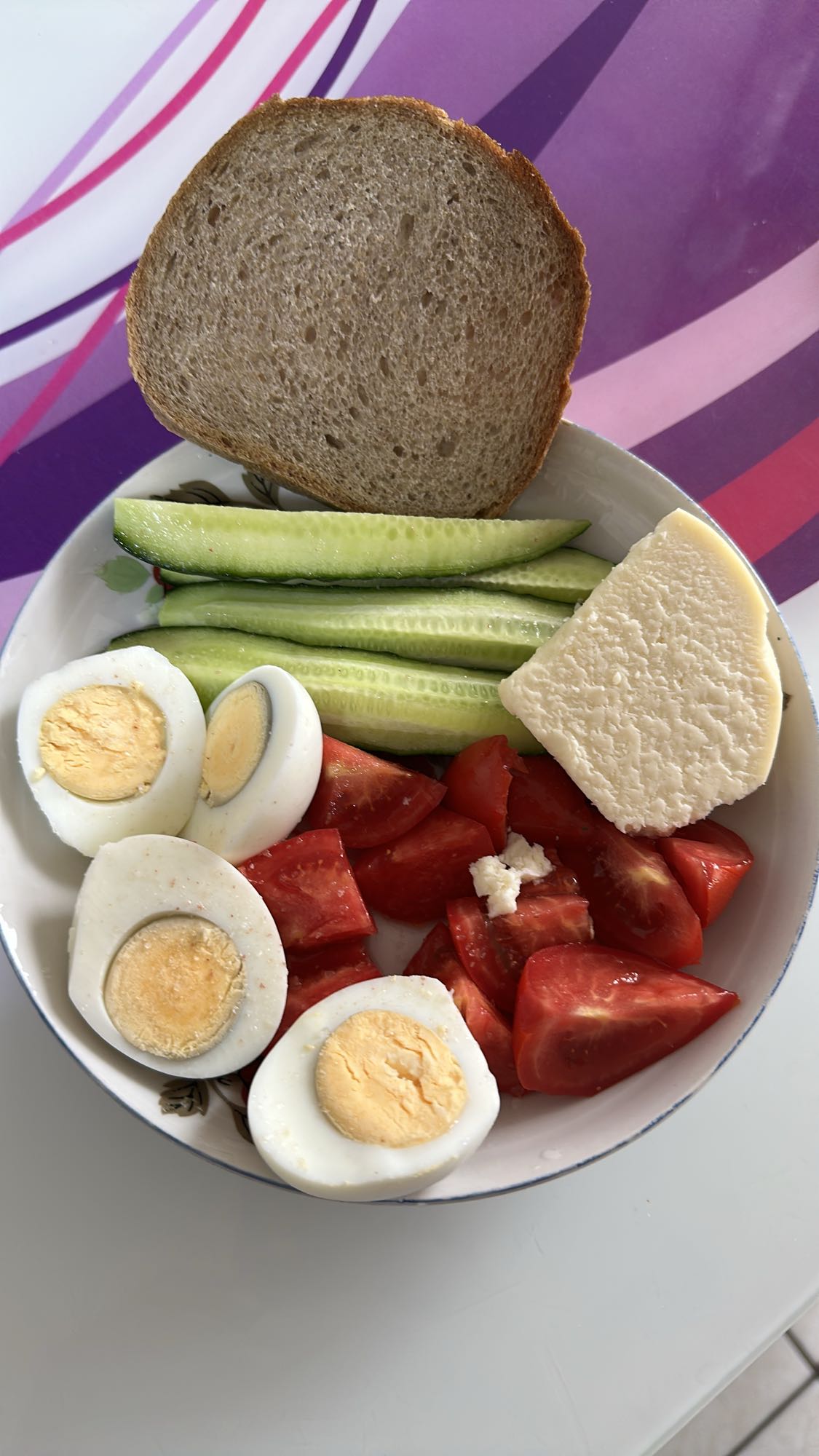 Mic dejun cu ouă și legume