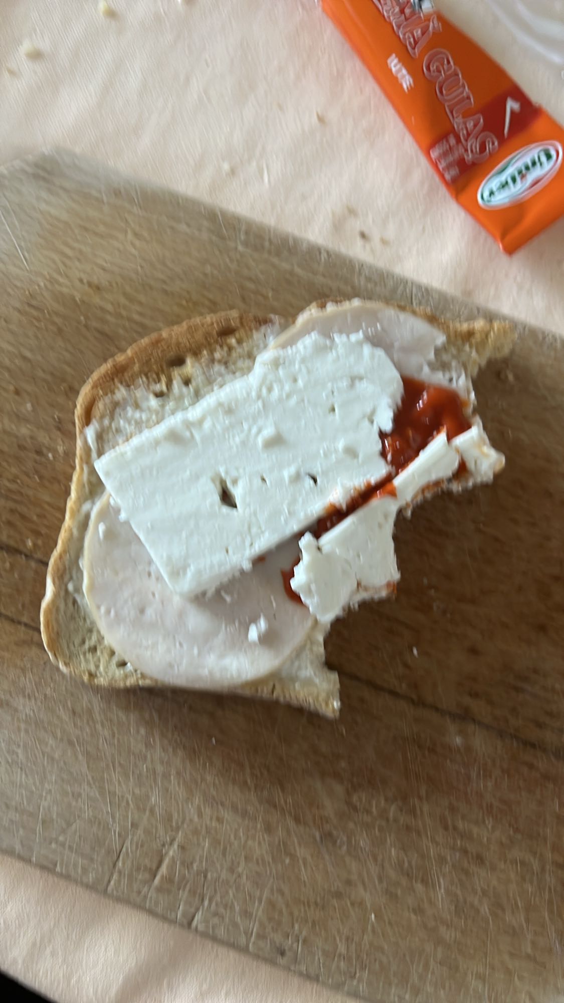 Sandviș cu brânză și carne