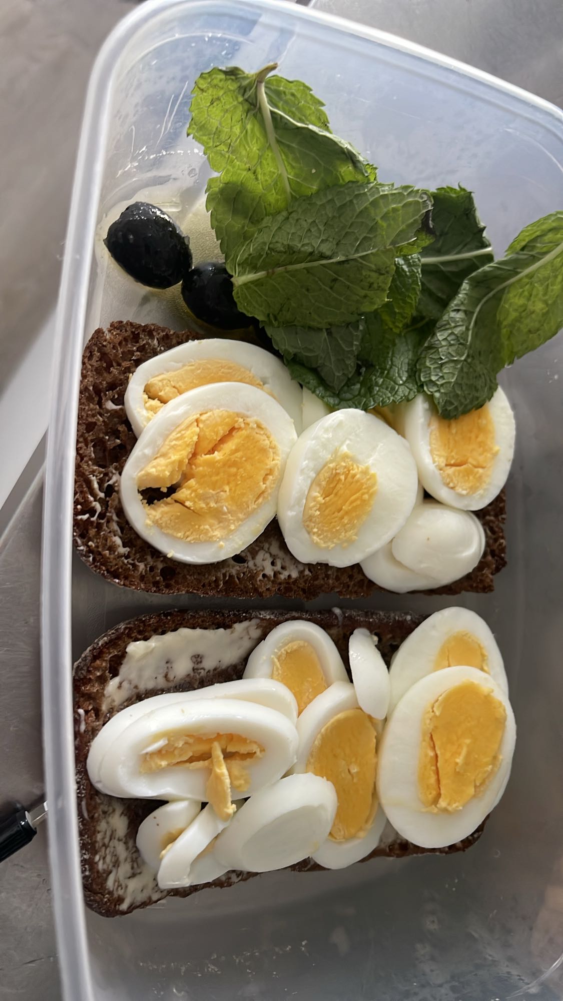 Äggsmörgås med örter