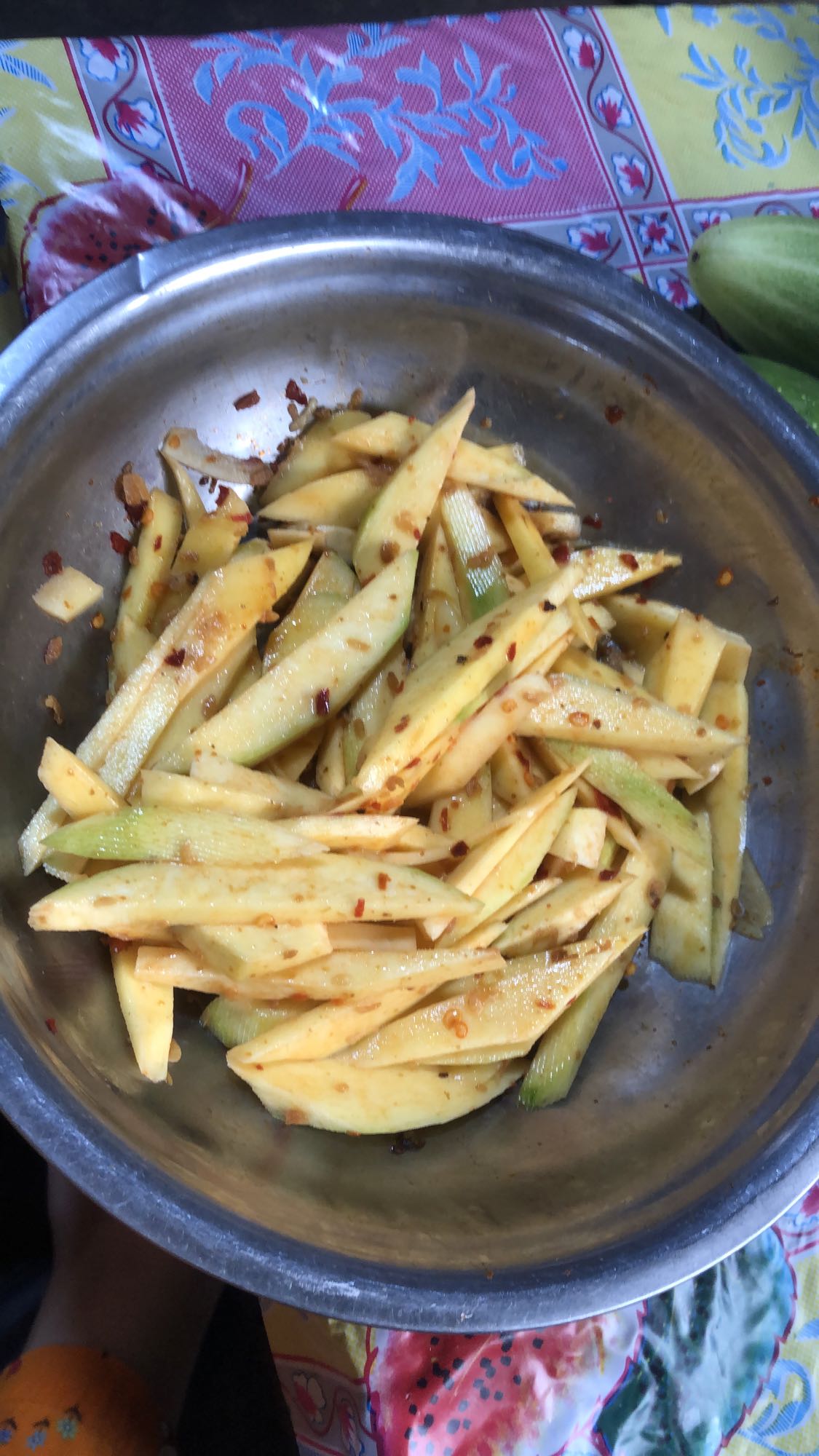 Spicy mango salad