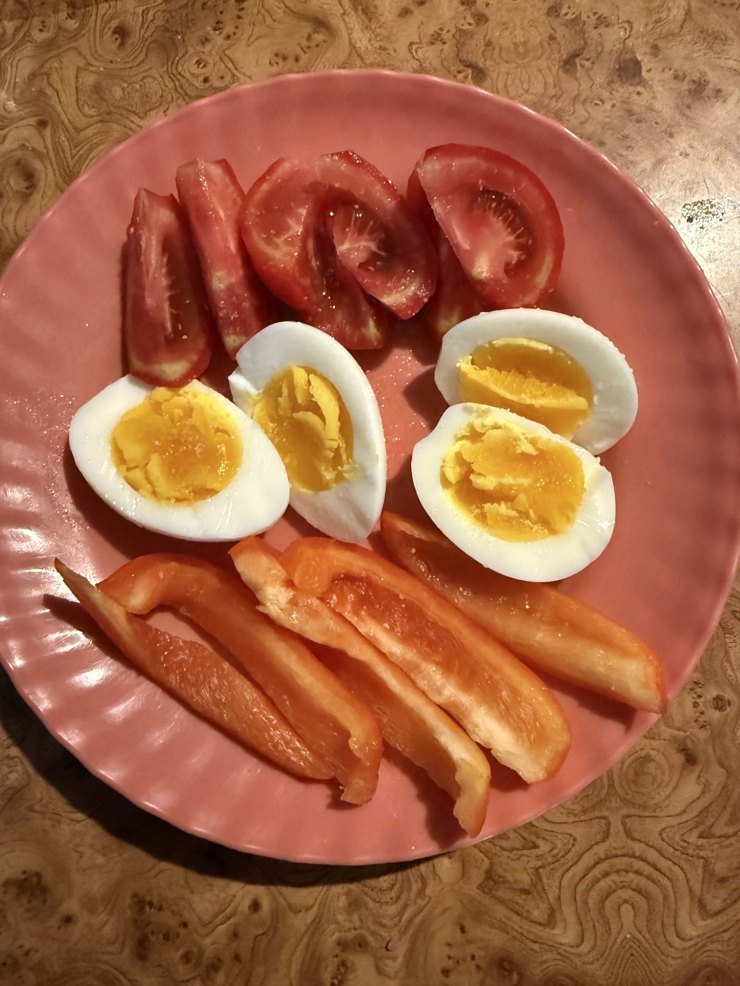 Mic dejun cu ouă și legume