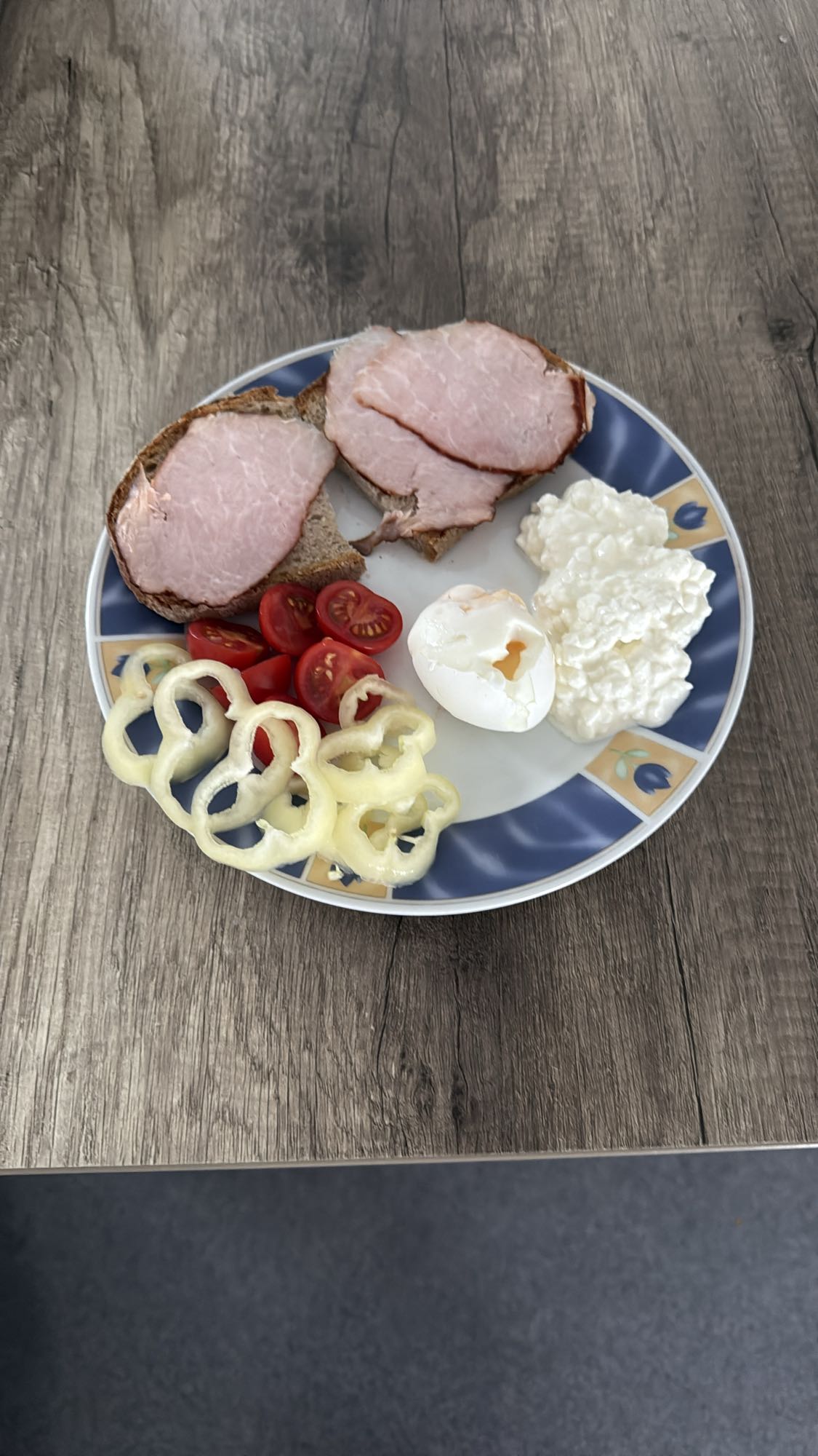 Śniadanie z szynką i jajkiem