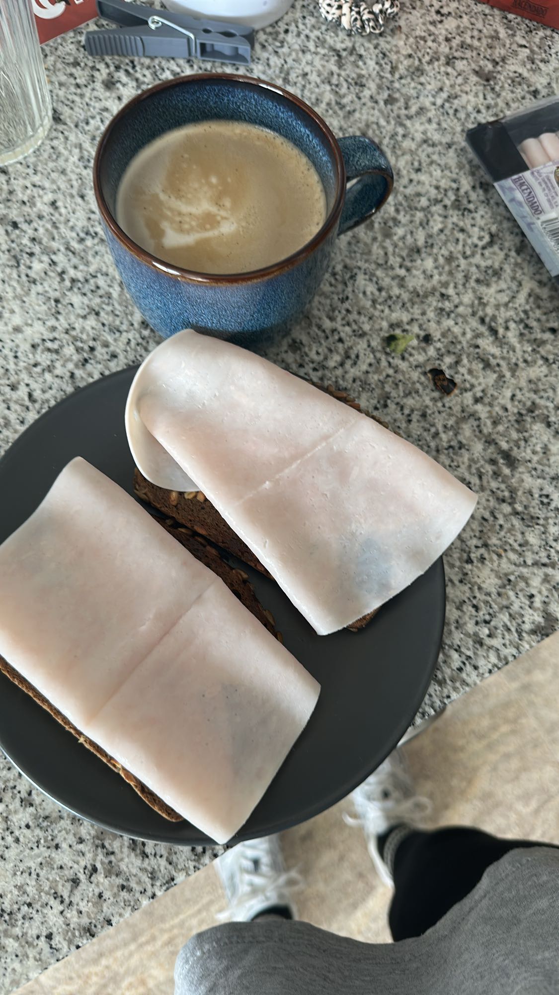 tostadas con pavo y café