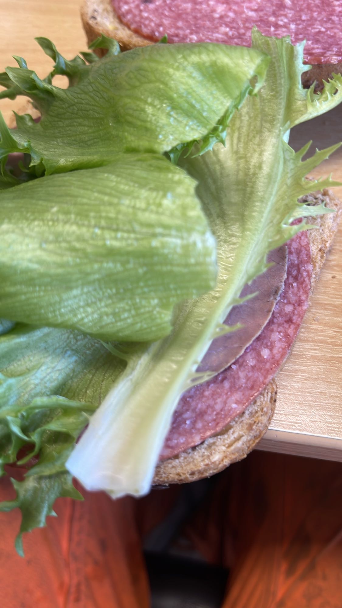Salami og salatbrød
