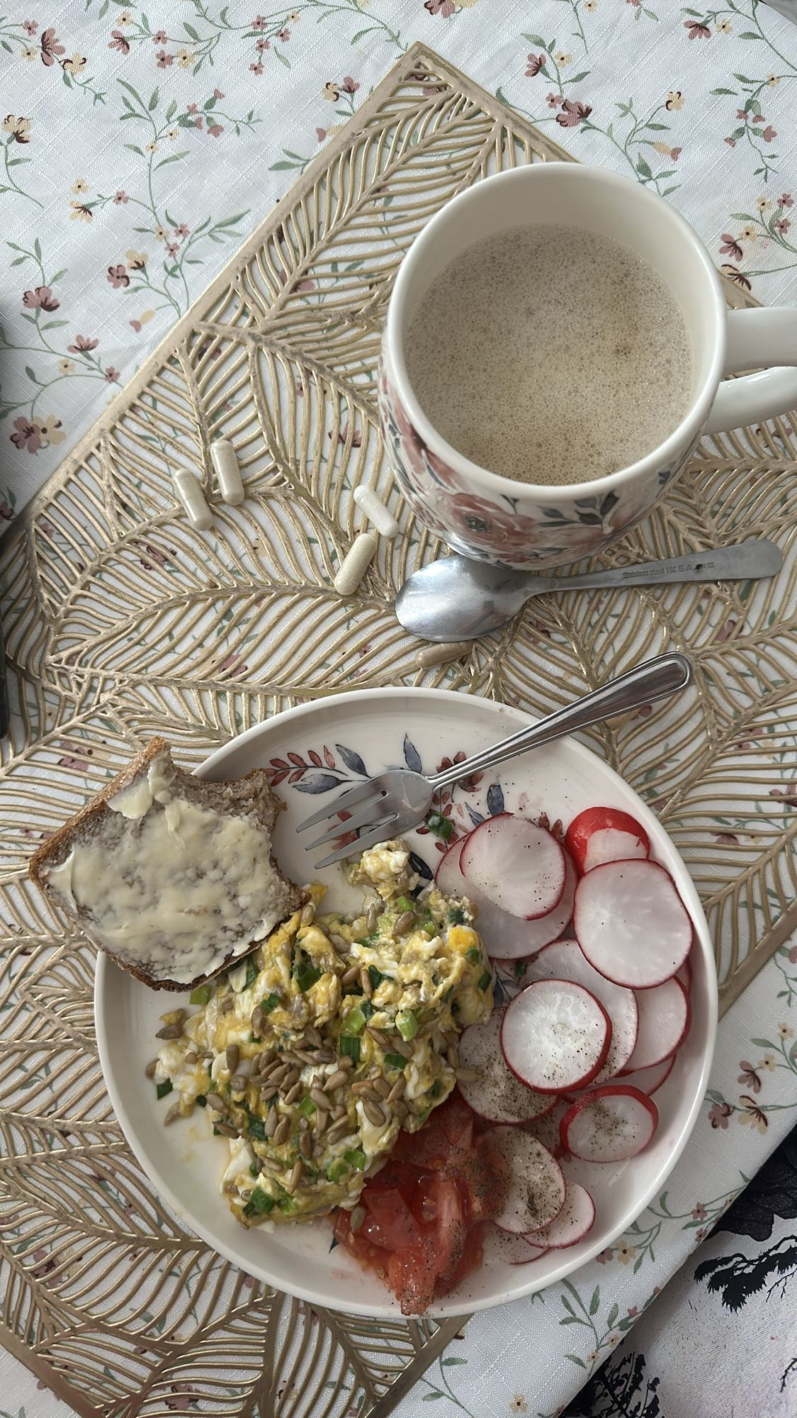 Śniadanie z jajkami i warzywami