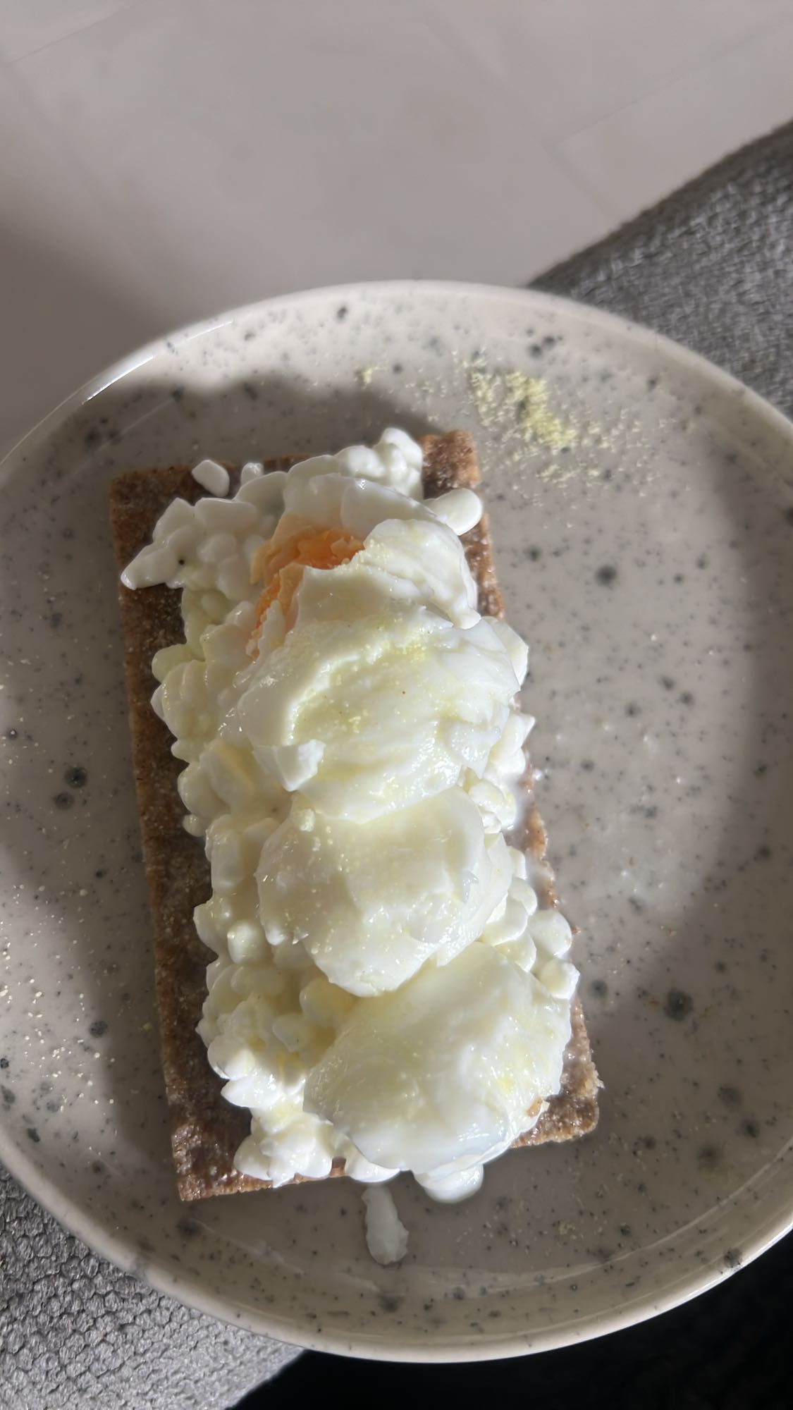 Knäckebröd med ägg och keso