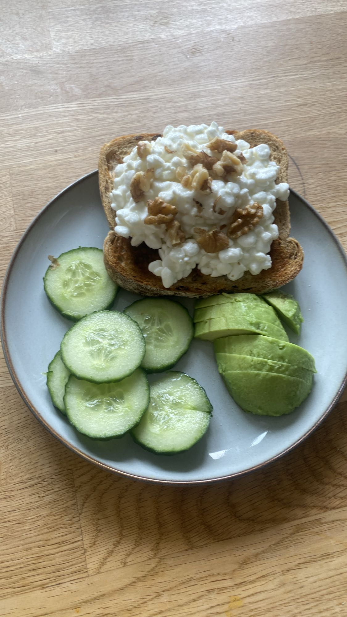 Keso på rostat bröd tallrik