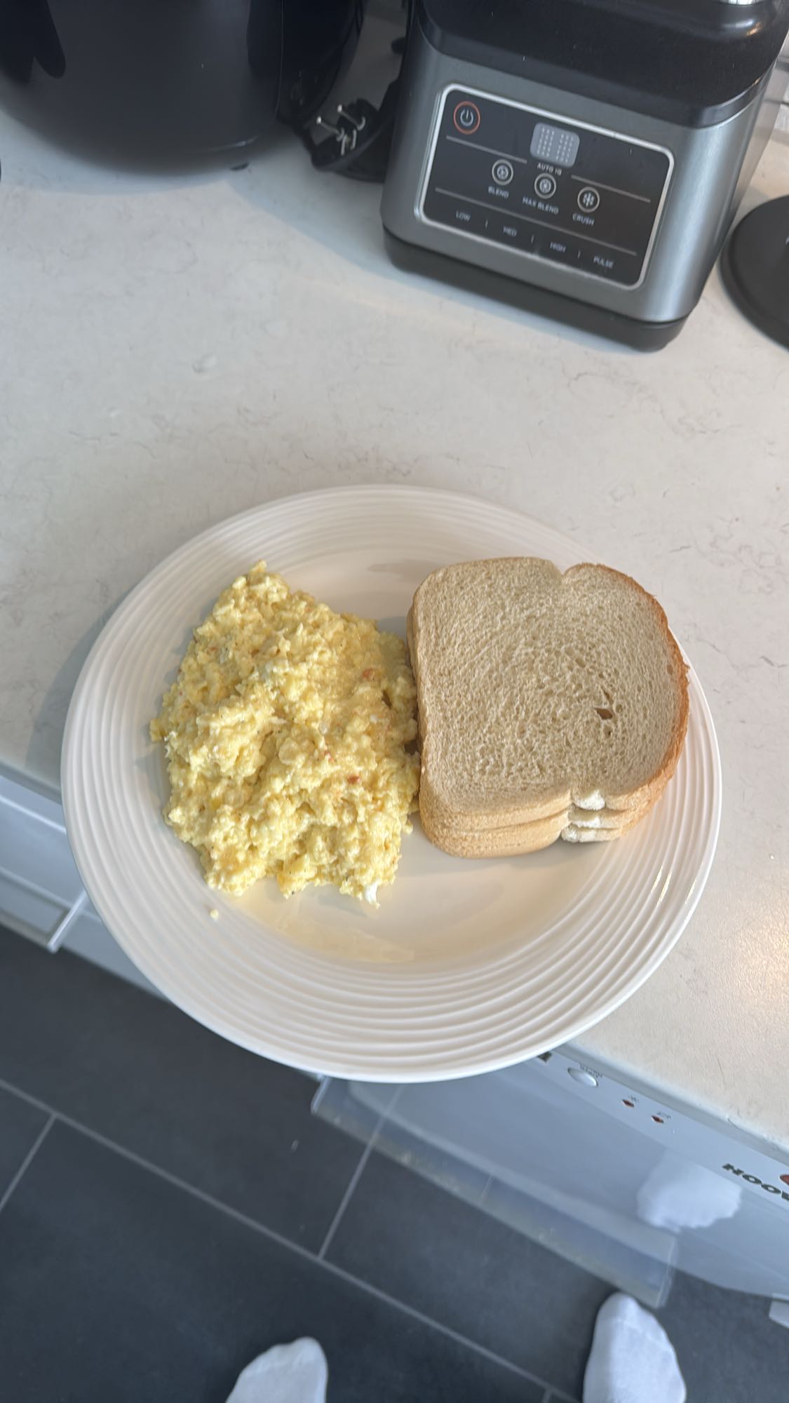 Äggröra med vitt bröd