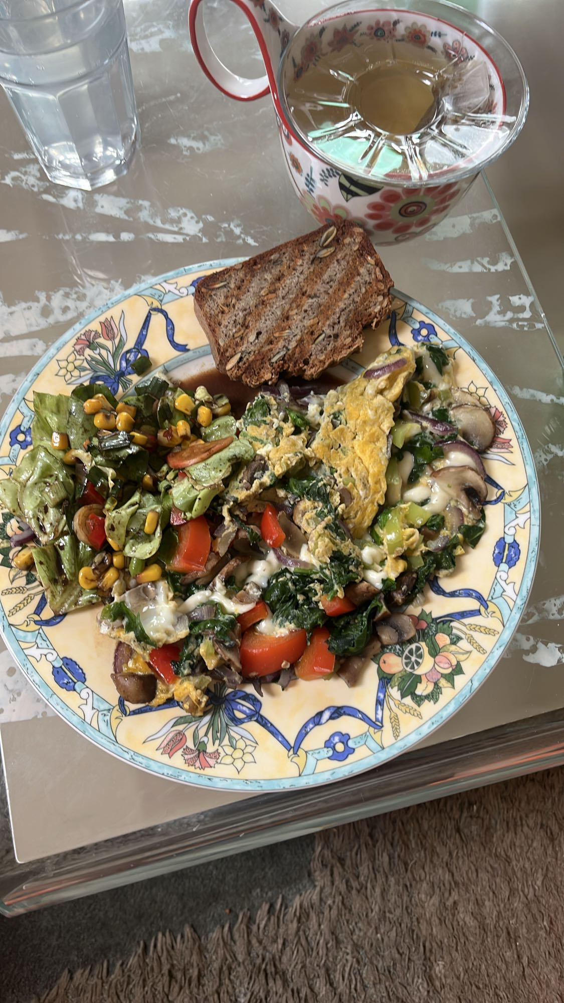 Gemüseomelett mit Buchweizen Brot