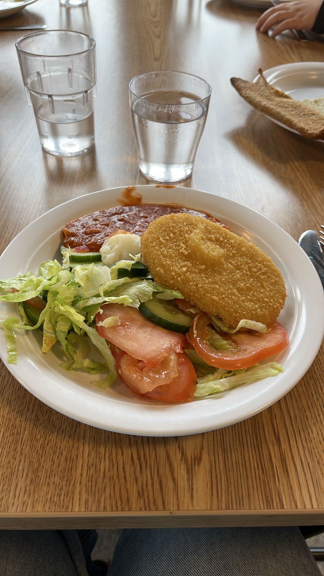 Kalkonfärssås och quornschnitzel med blomkål, sallad och tomat