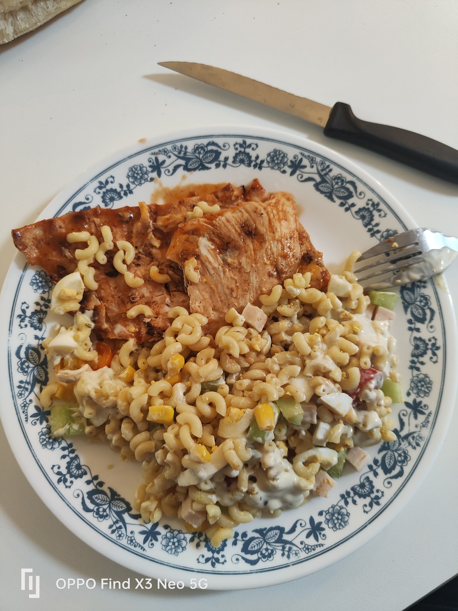 poulet grillé et salade pâtes