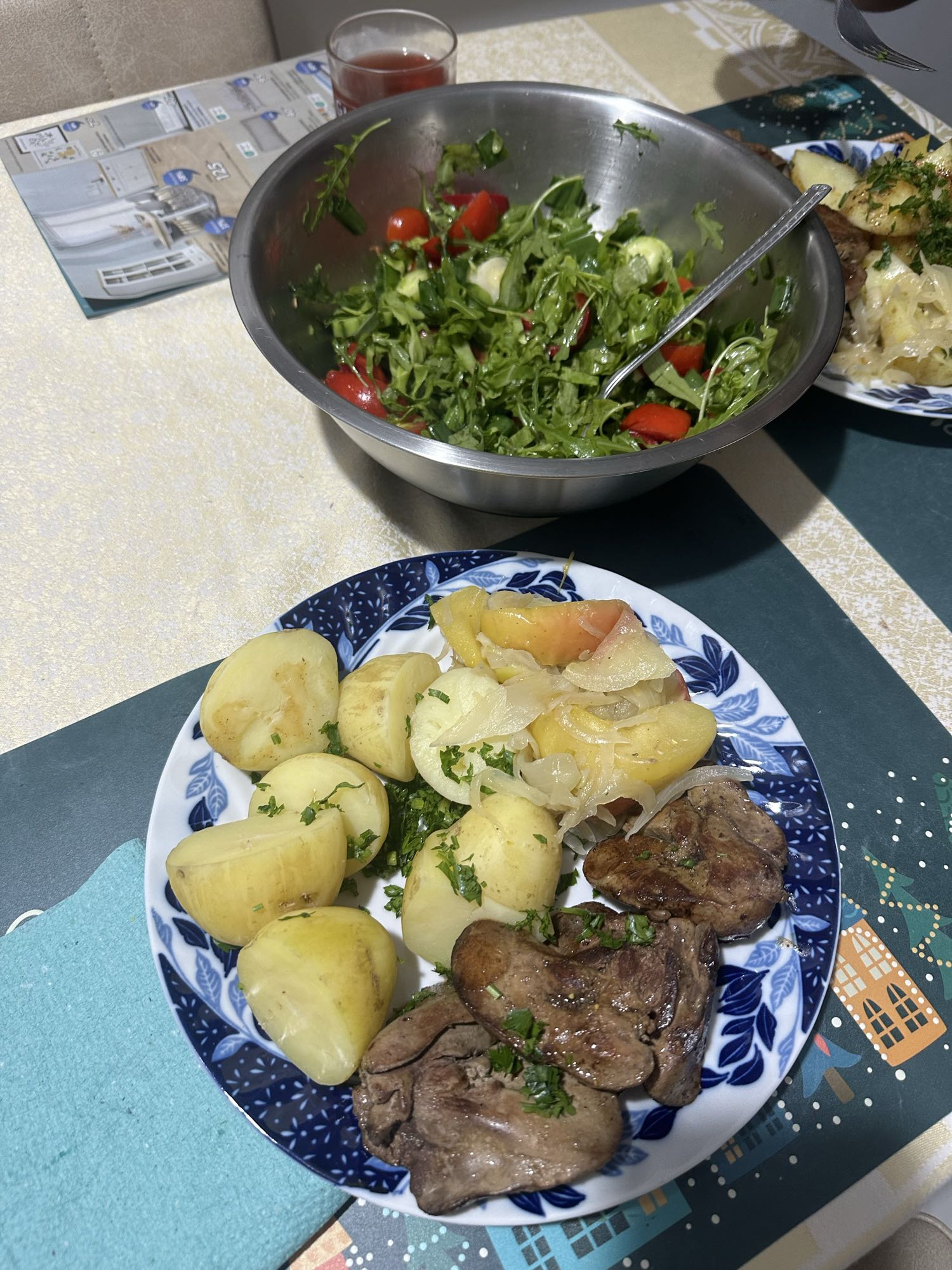 Ficat cu cartofi și salată