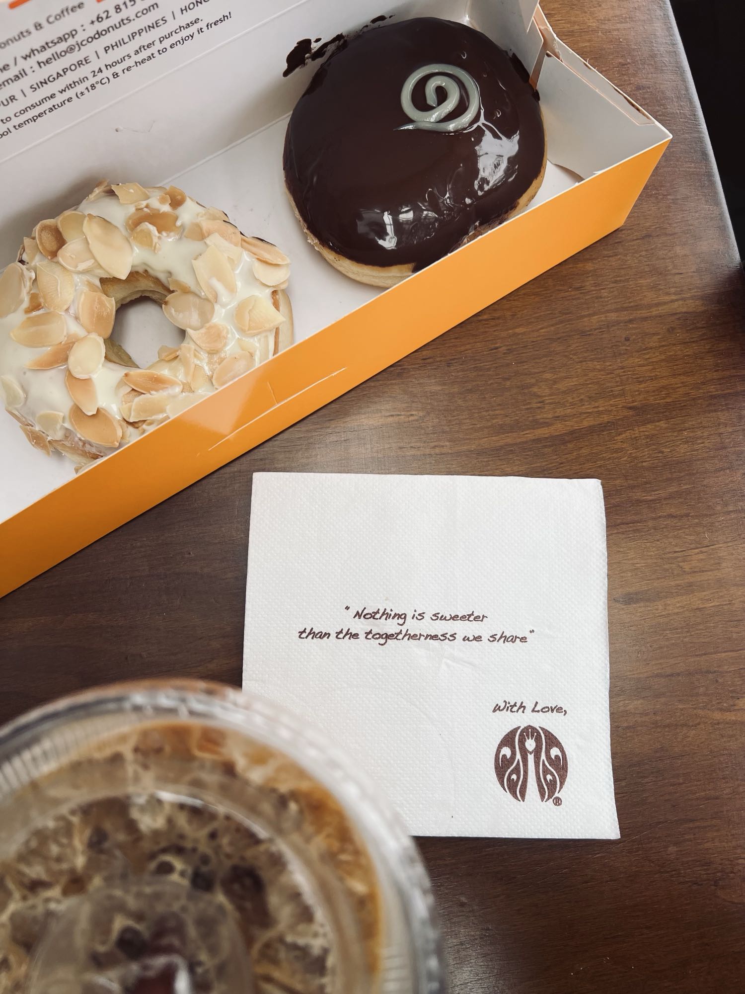 Donat cokelat & almond kopi