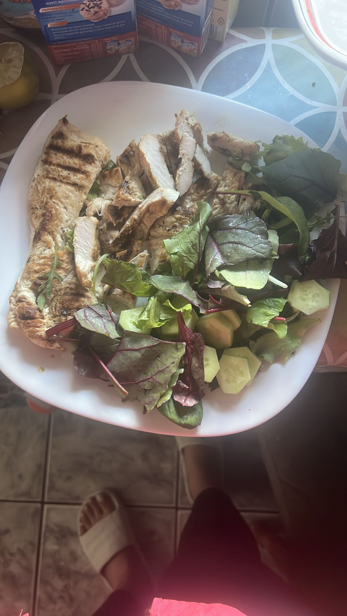 Piept de pui cu salată