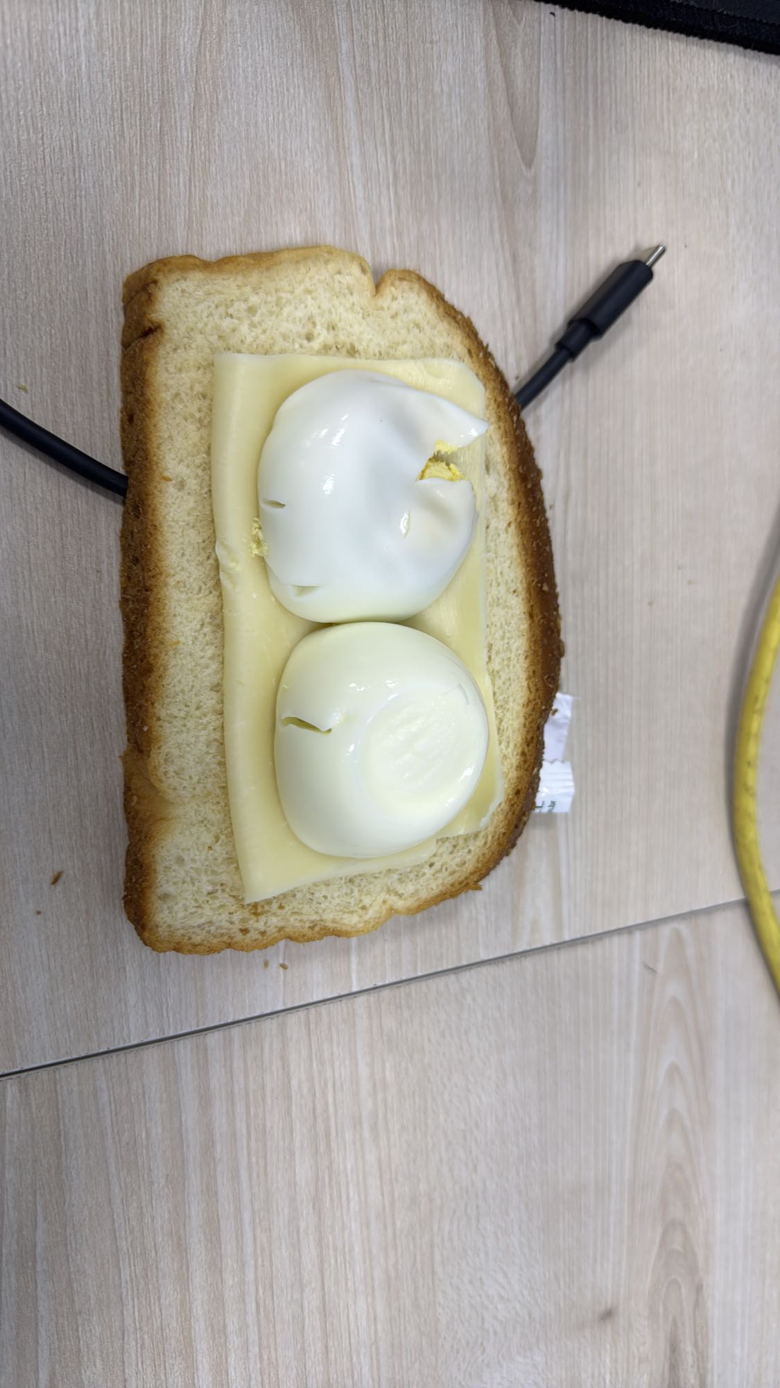 Pão com ovo e queijo