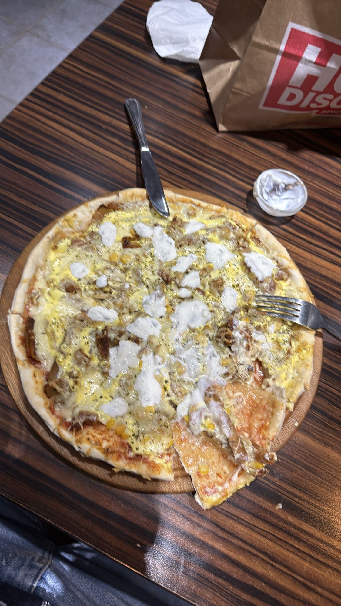 Pizza mit Hähnchen und Soße
