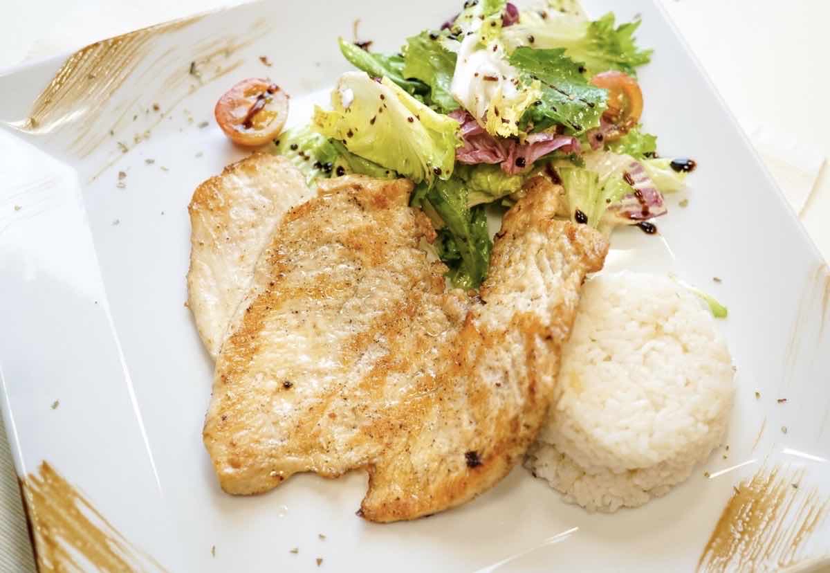pollo con arroz y ensalada