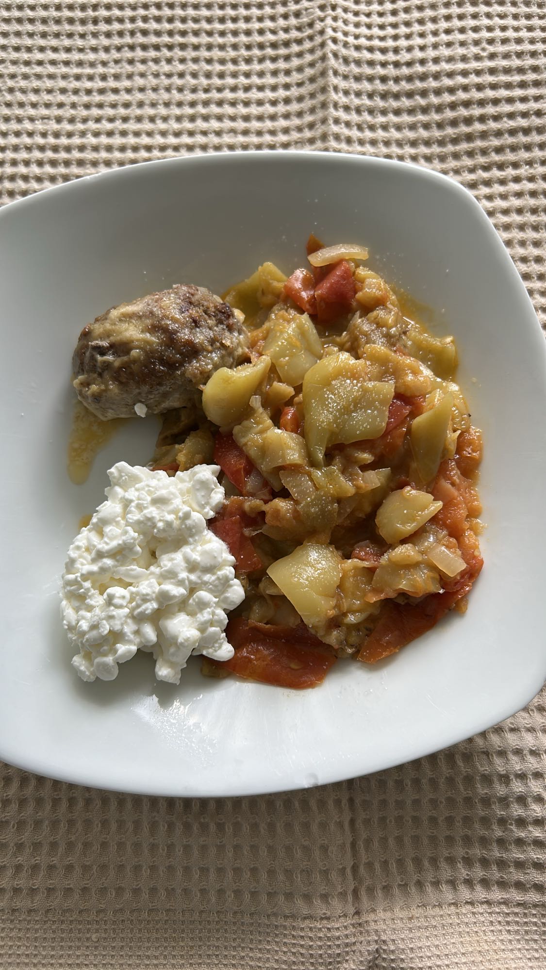 Köttbulle med grönsaksröra