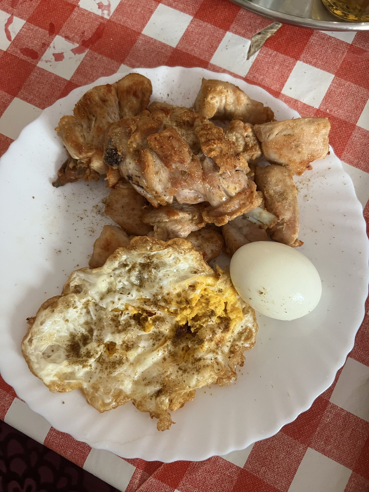 Pollo con huevos