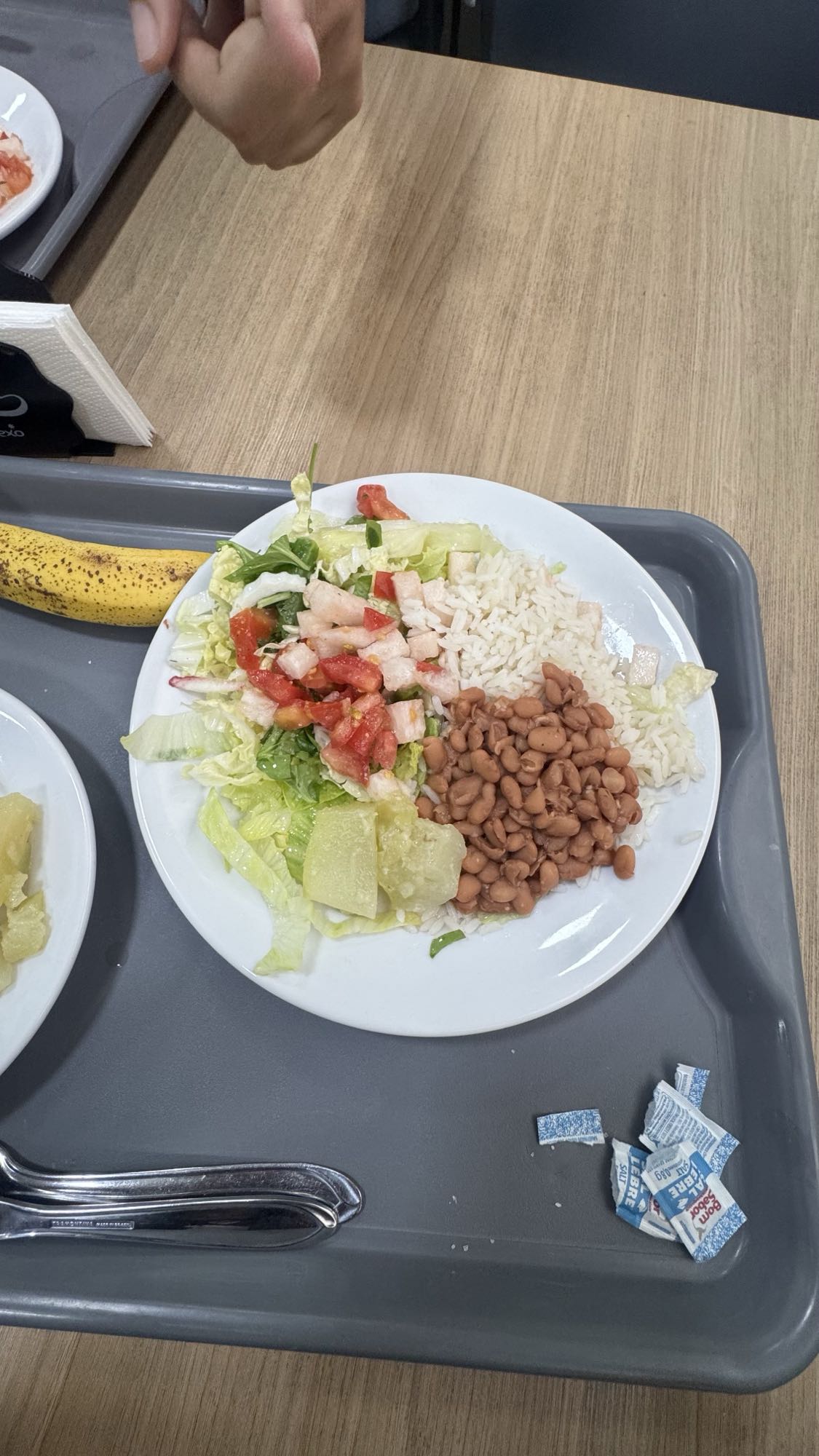 Arroz, feijão e salada
