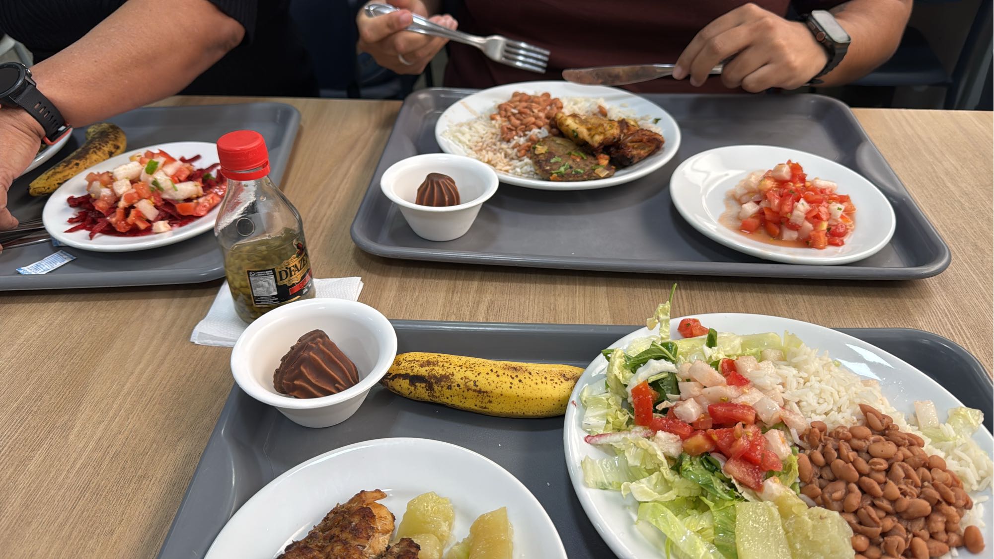Almoço com salada e doce