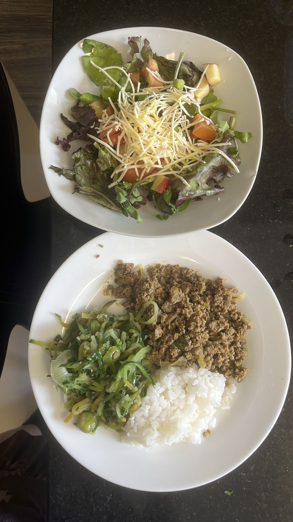 Arroz, carne moída e salada