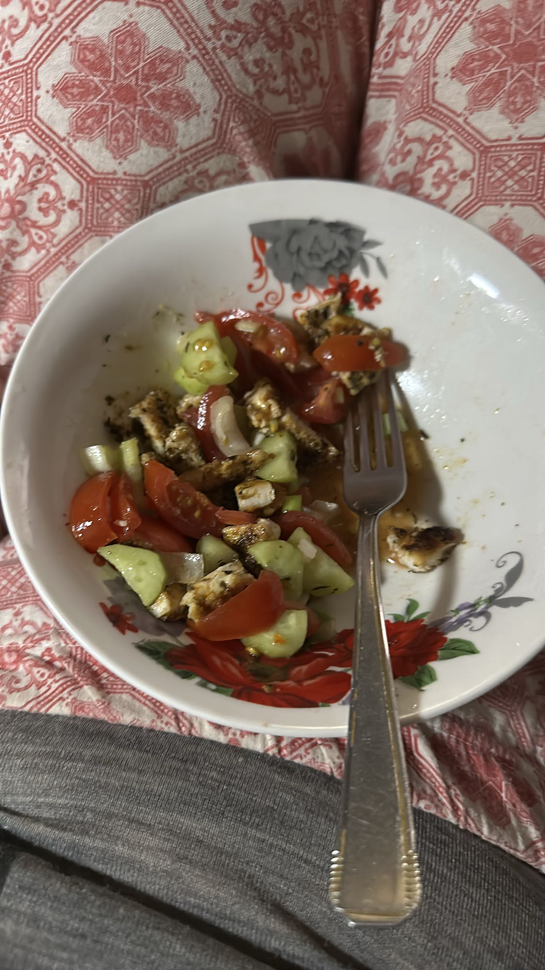 Salată cu pui și legume