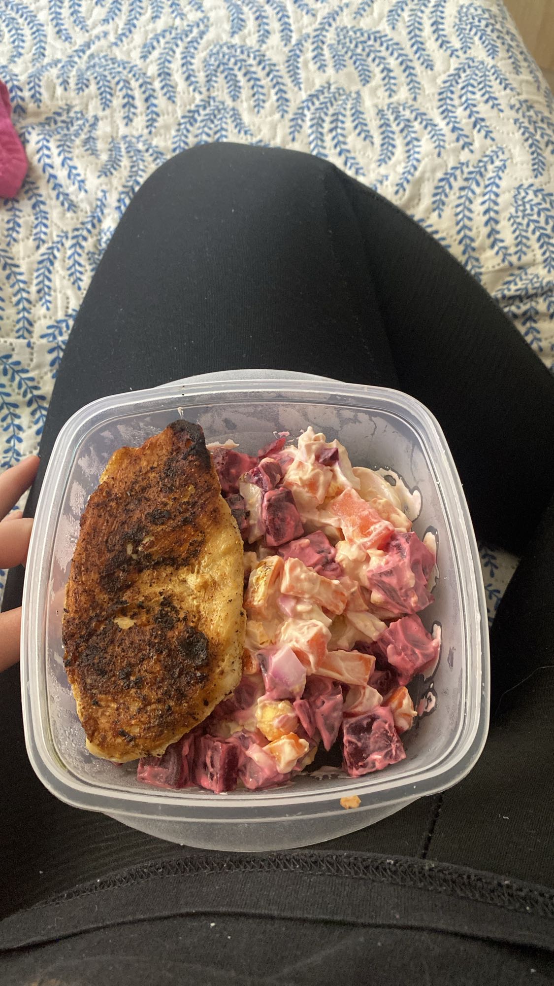 Pollo con ensalada de remolacha