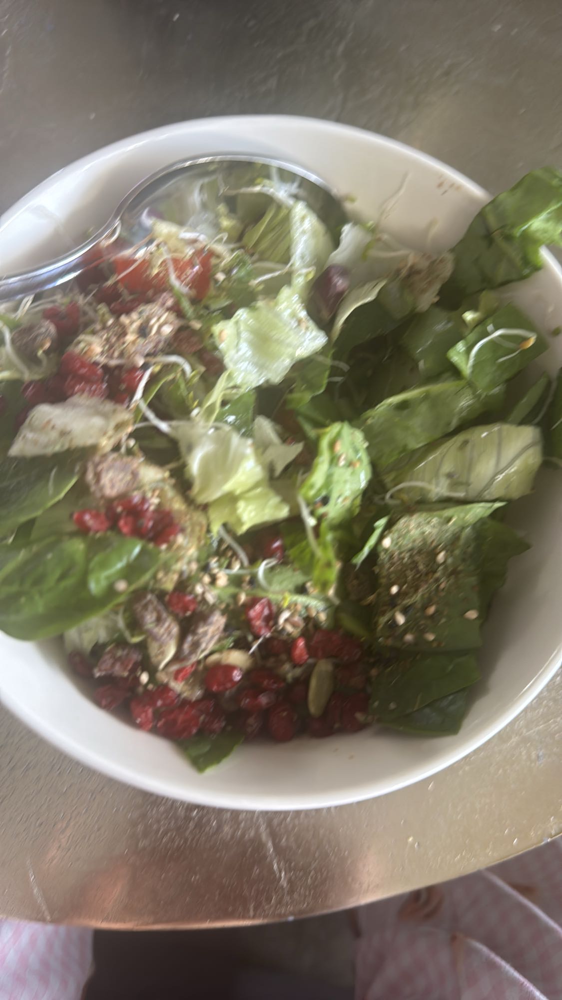 Grønn salat med bær