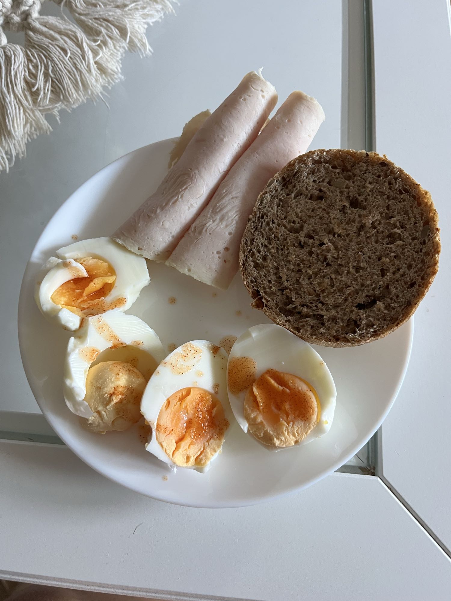 Jajka z szynką i chlebem