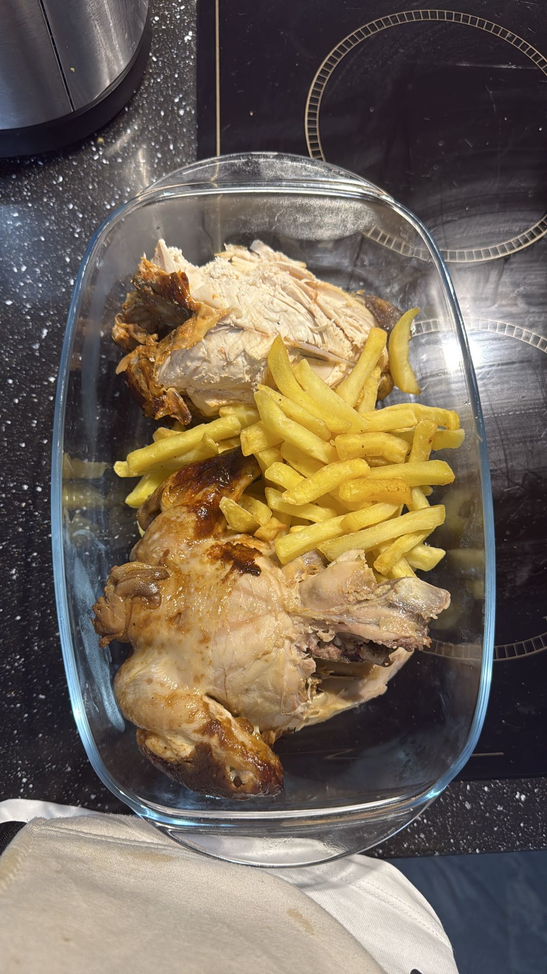 Pui la cuptor cu cartofi prăjiți