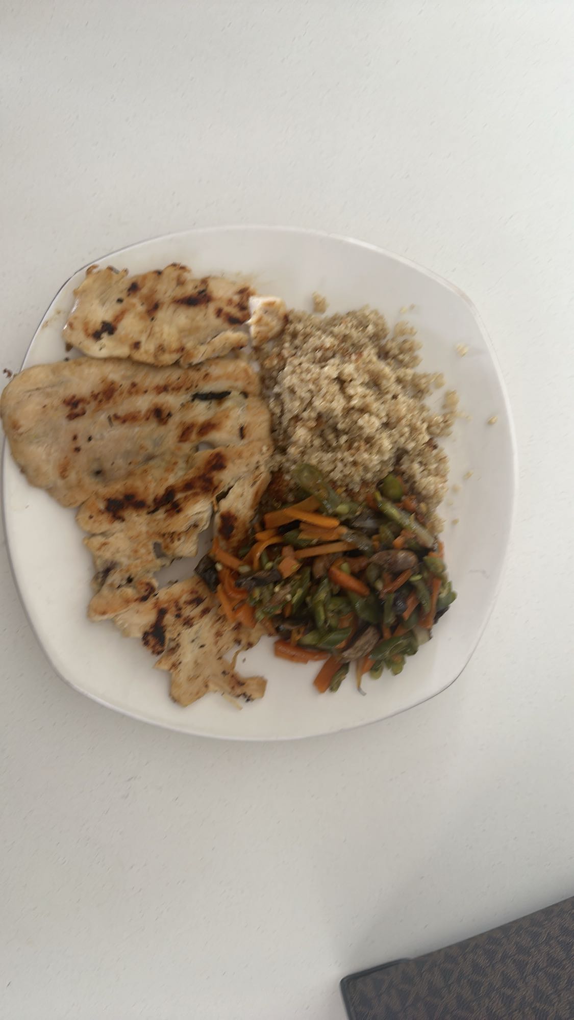 Pollo con quinoa y verduras