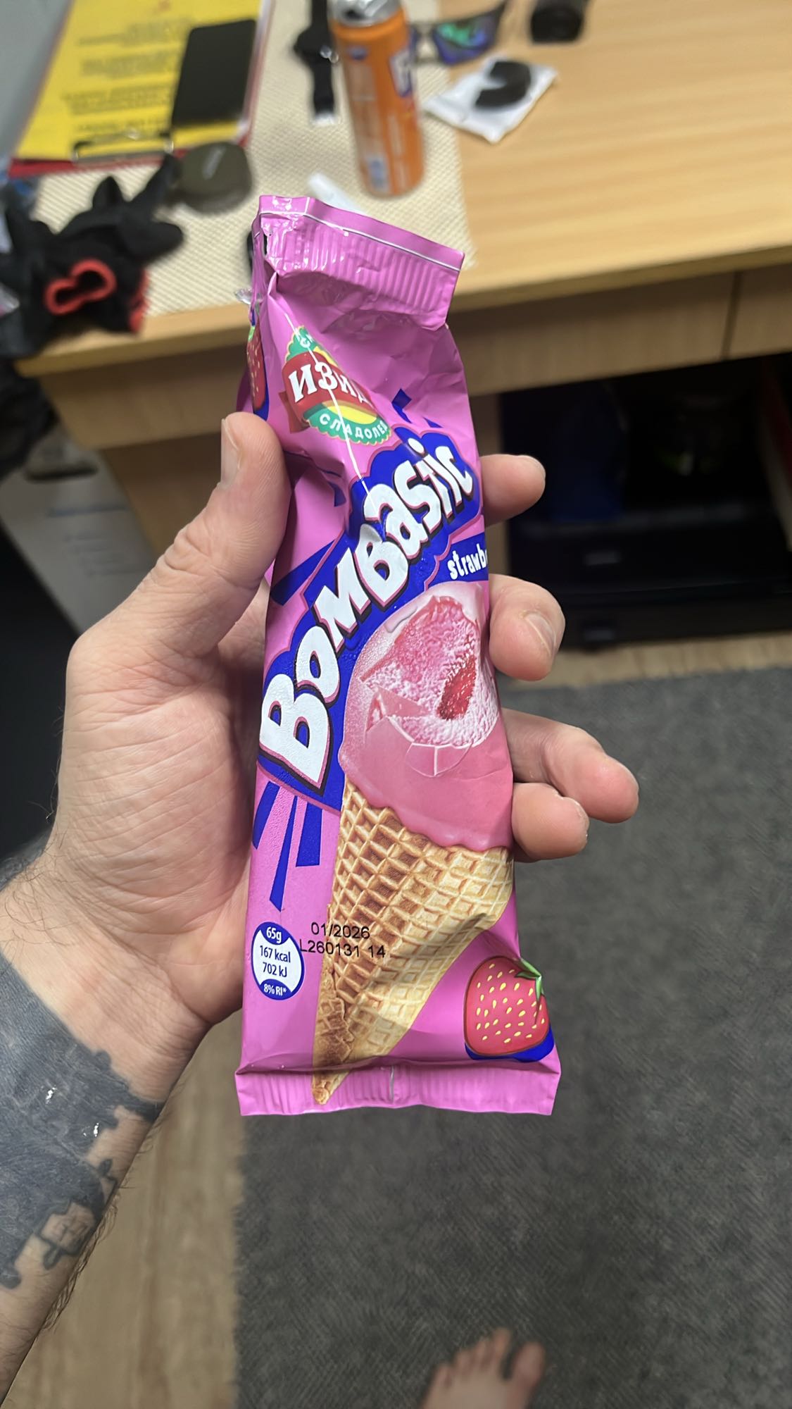 Клубничное мороженое рожок