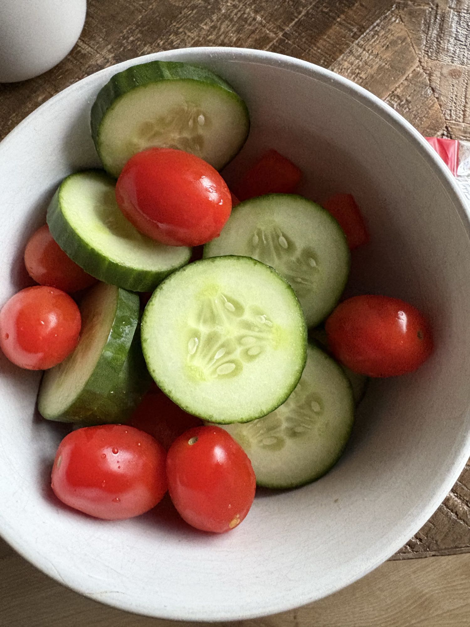 Komkommer tomaat salade