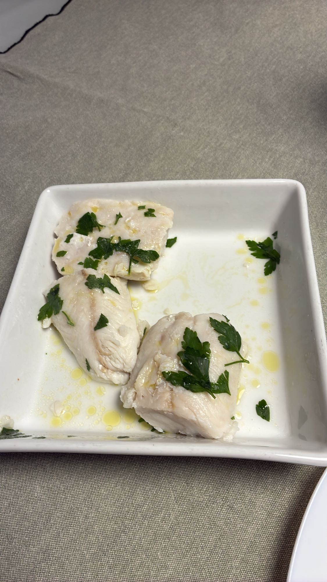 Filetto di merluzzo con prezzemolo, olio e limone