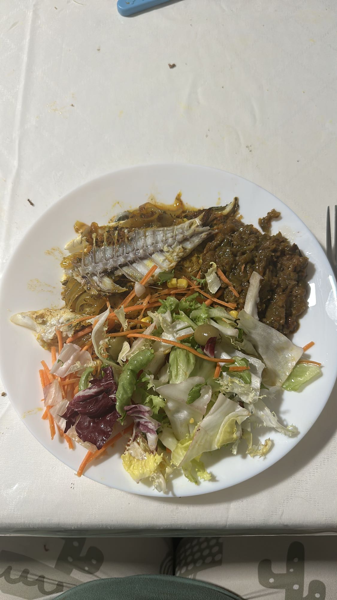 ensalada y pescado