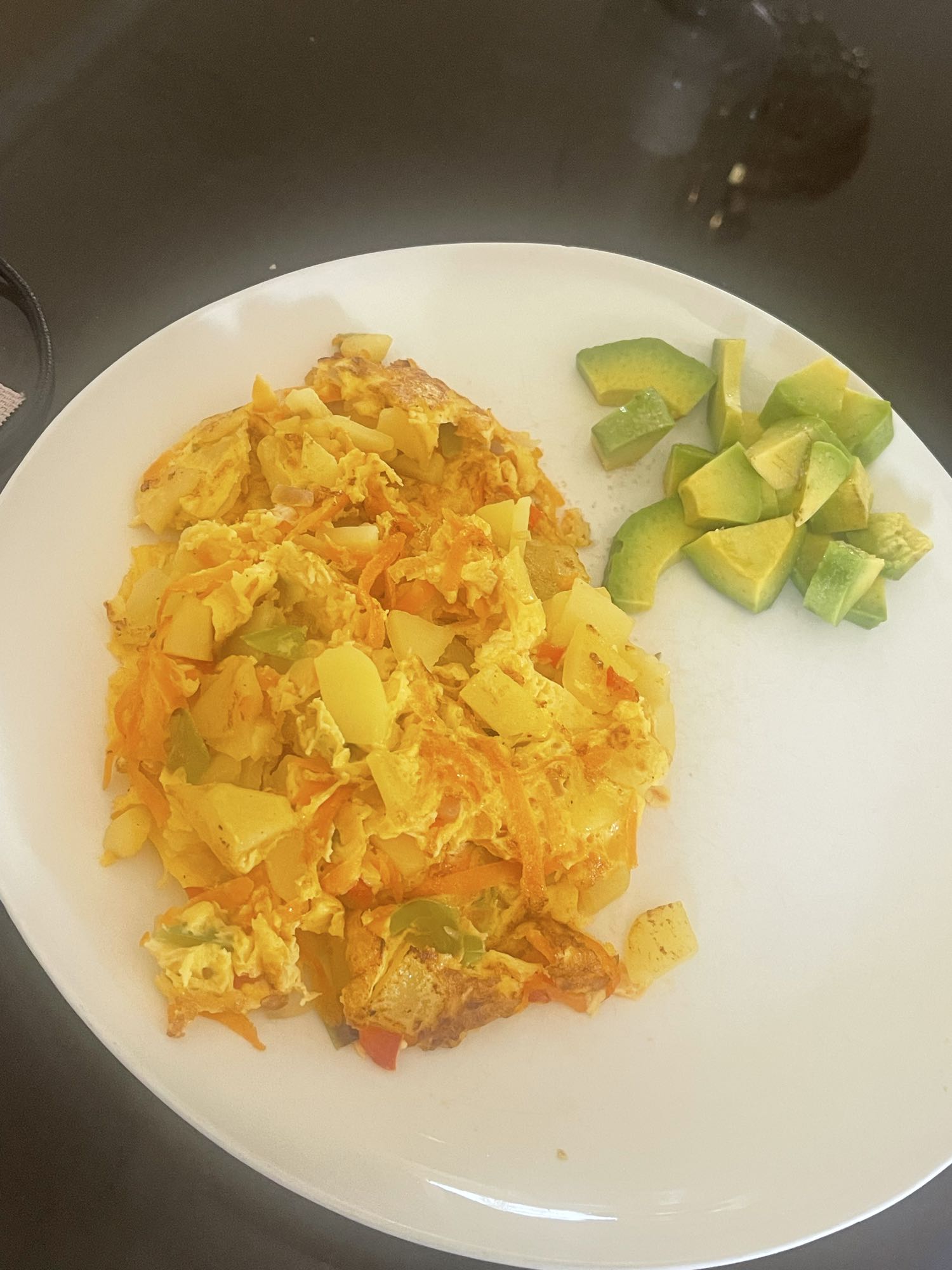 Revuelto con verduras y aguacate