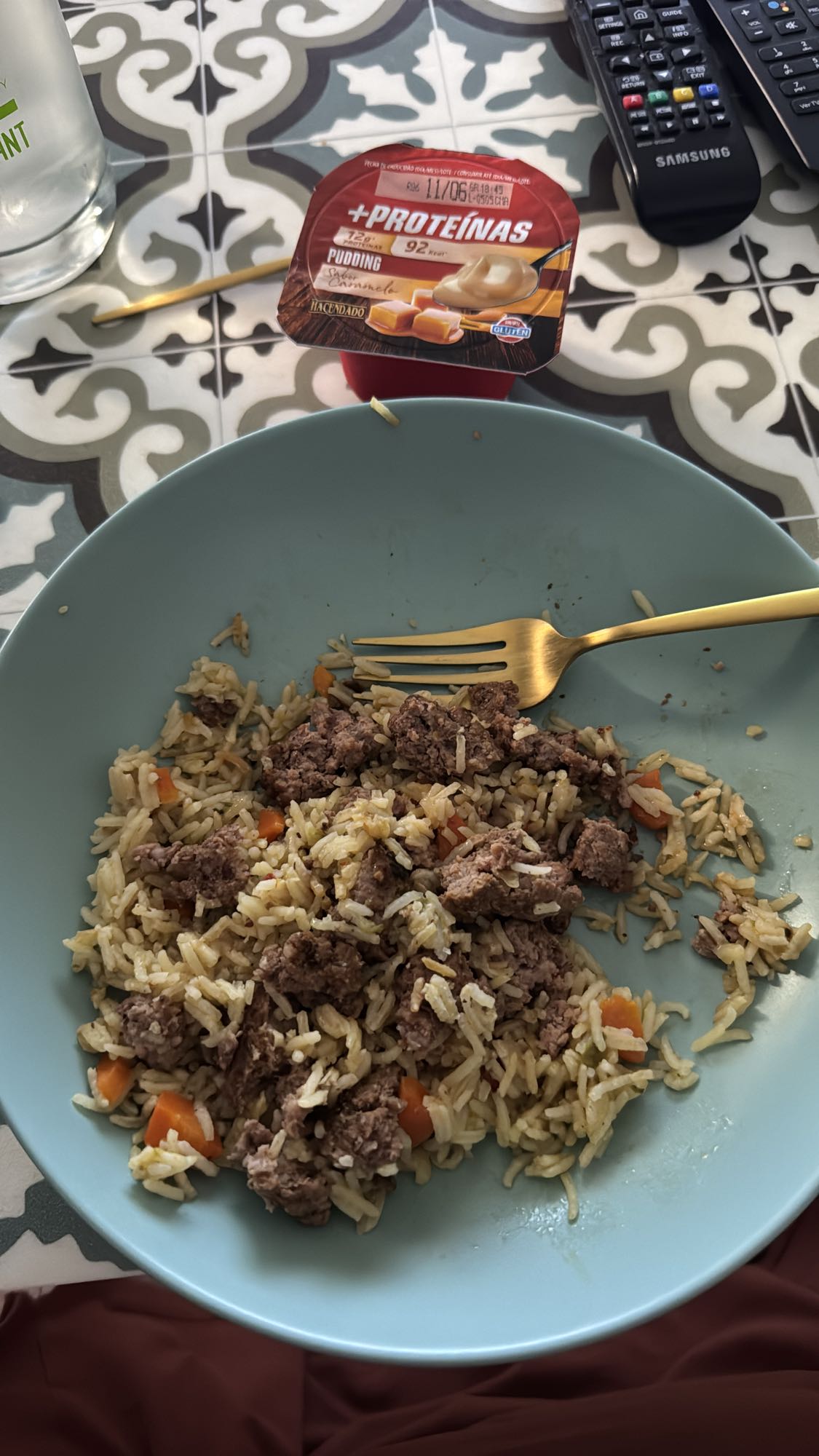 arroz con carne y pudín