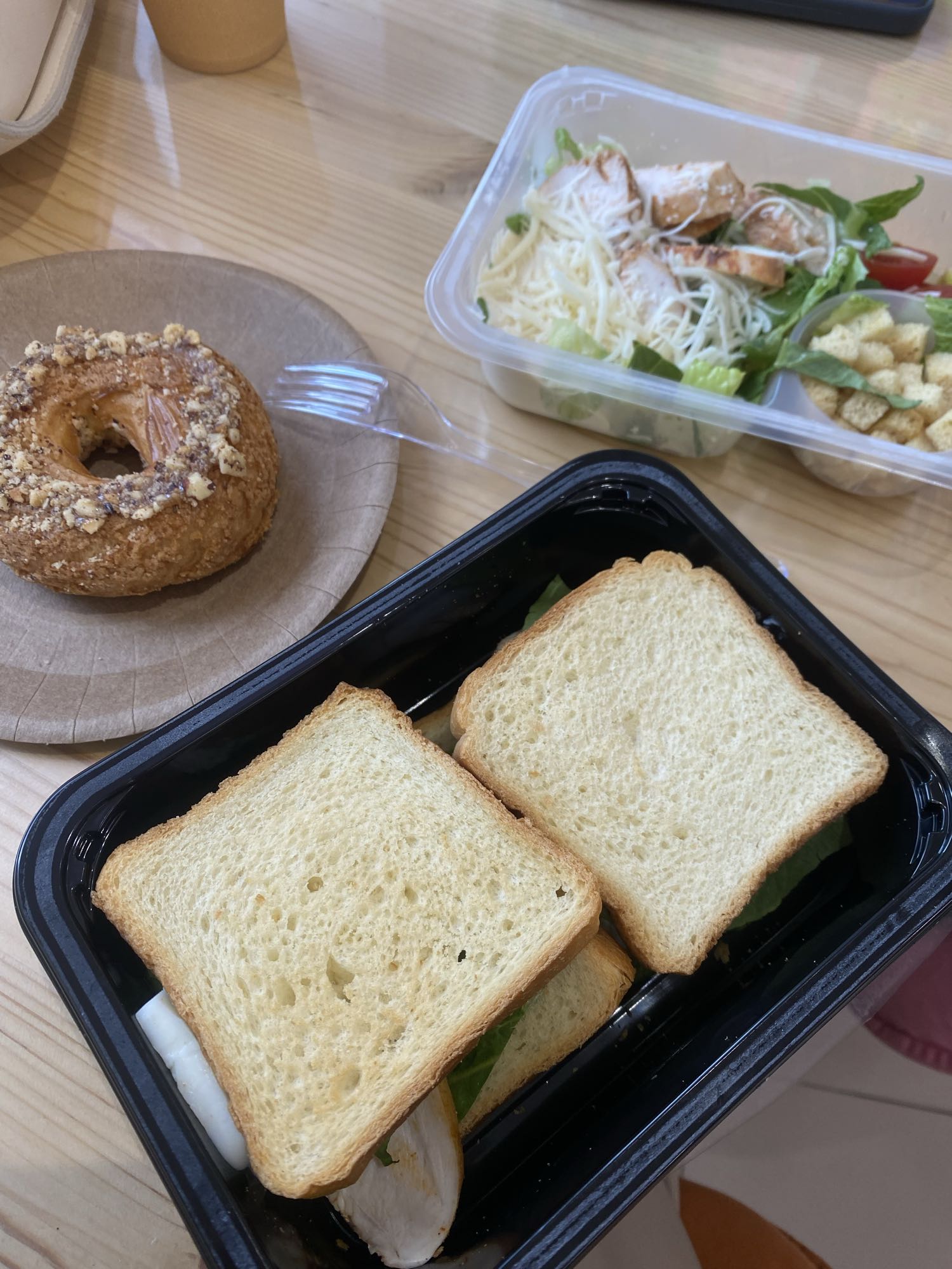 Сэндвич, салат и пончик