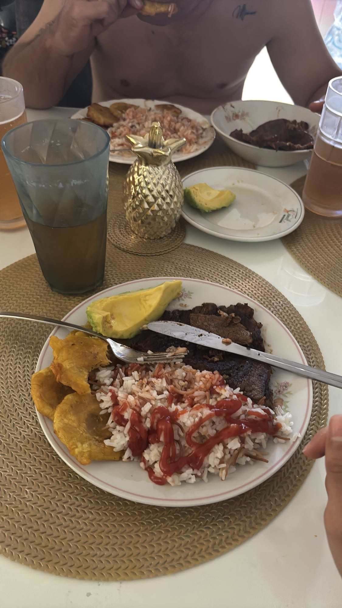 almuerzo con carne y arroz