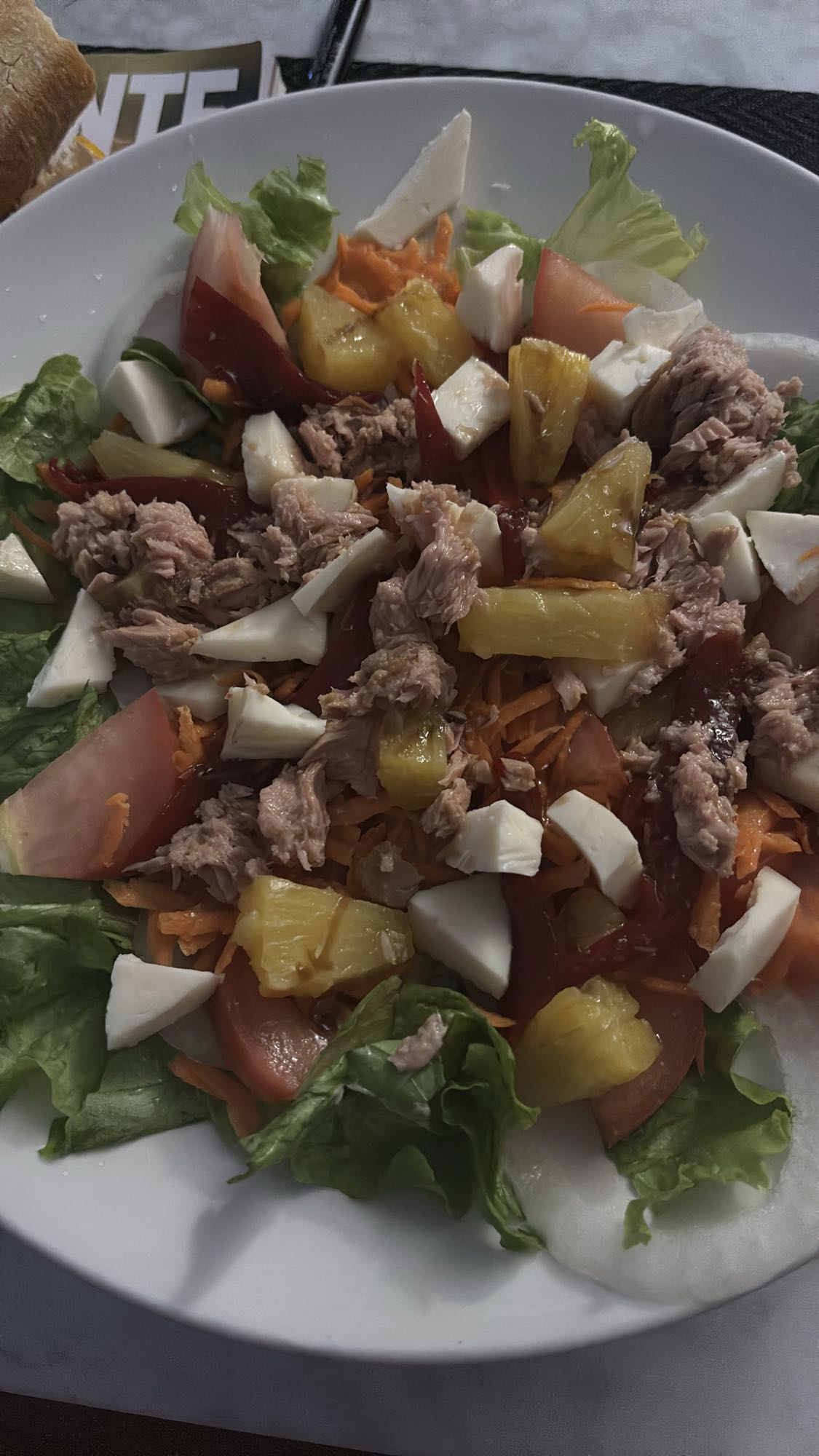 Ensalada de atún y piña