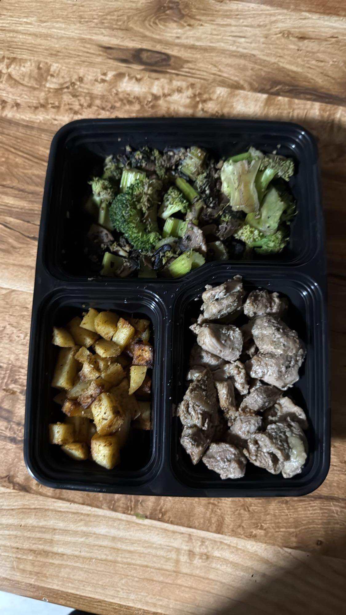 carne de pavo con papas y verduras salteadas