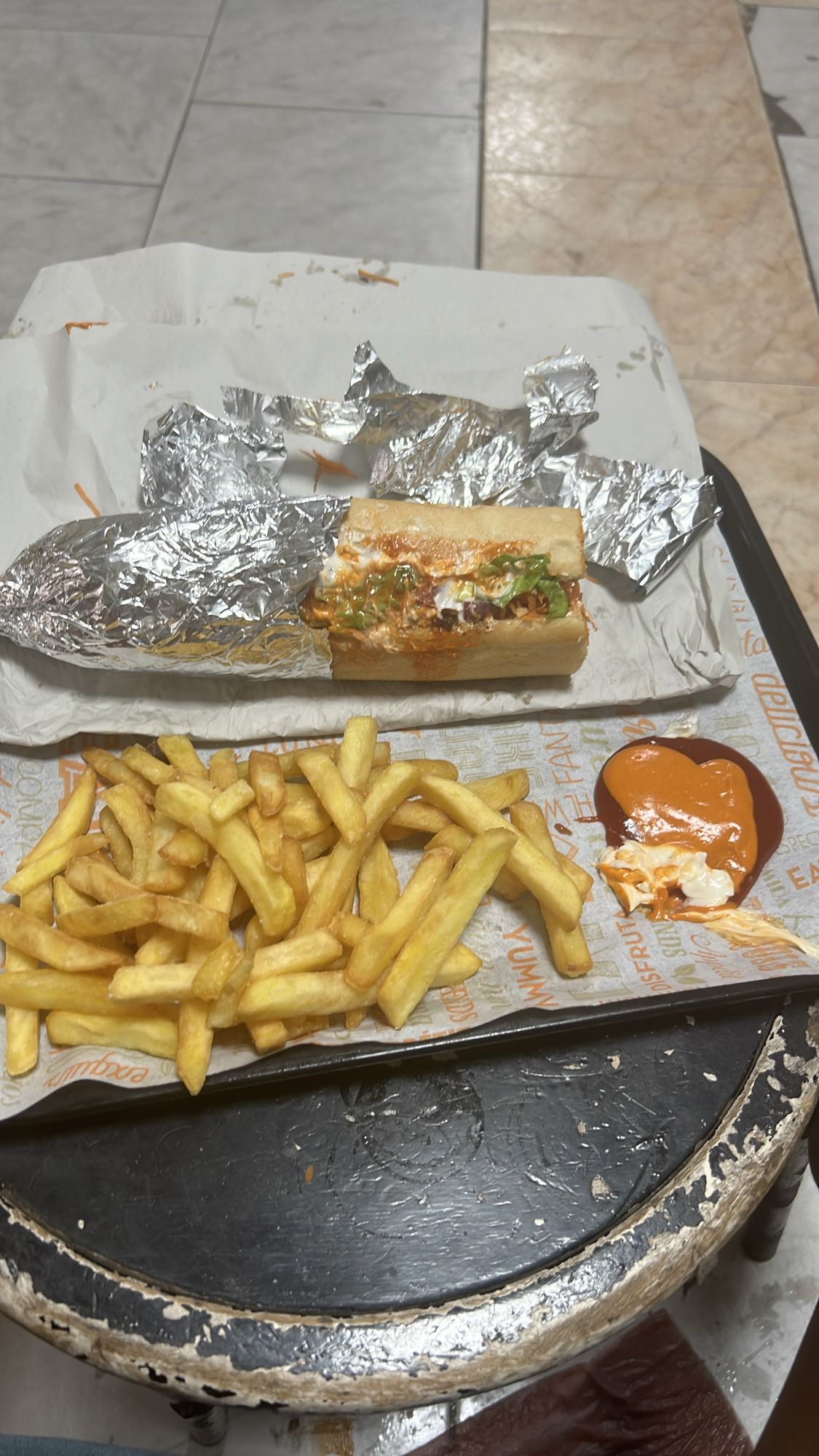 bocadillo y papas fritas