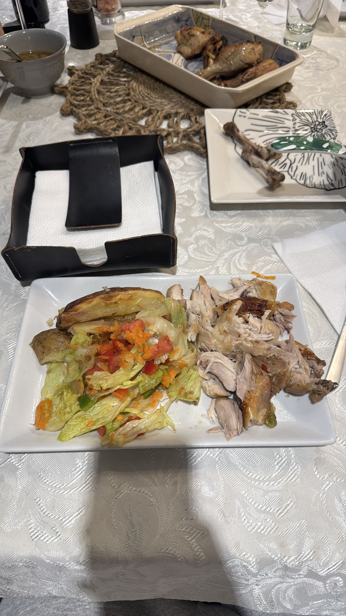 Pollo con ensalada y papa