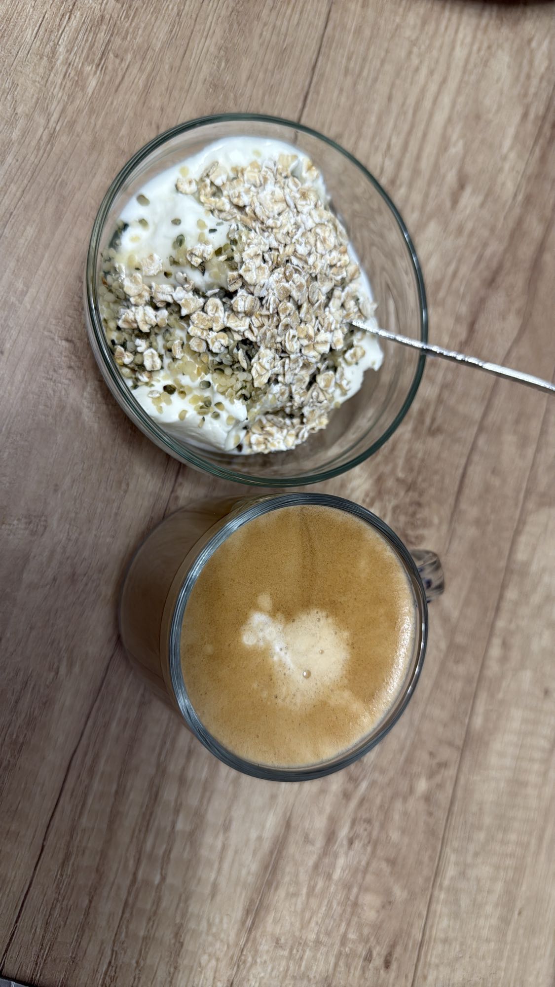 Mic dejun cu iaurt și cafea